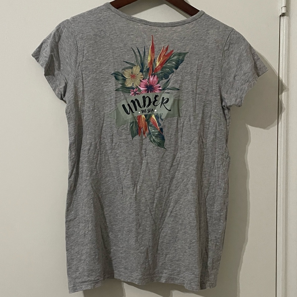 Disney x Roxy Girl Gray Tropical "Under The Sea" Floral Graphic Tee Size 16/XXL - Picture 4 of 7